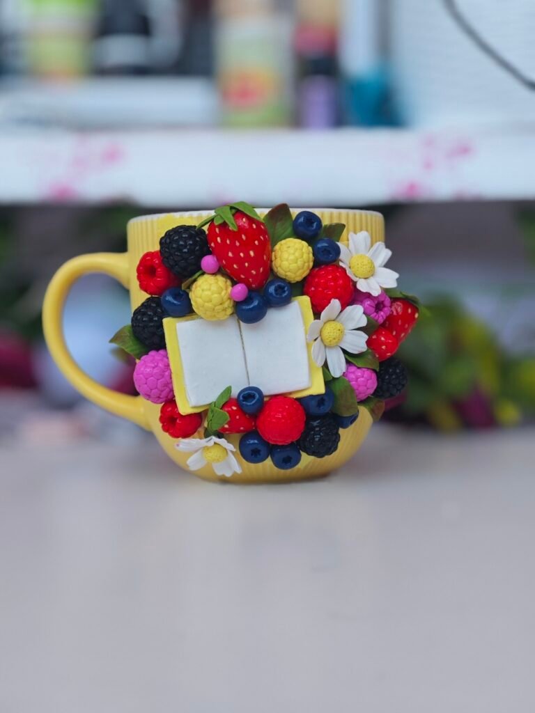 Чаша с горски плодове от полимерна глина