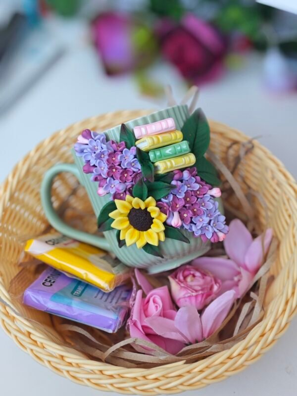 Чаша с декорация от полимерна глина с люляк и книжки