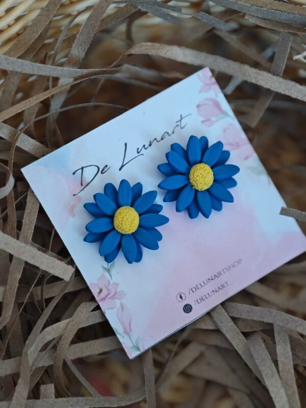 Обеци от полимерна глина "Сини маргаритки"